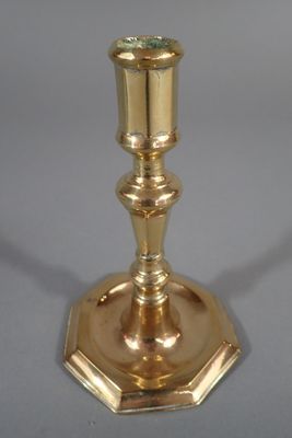 Bougeoir en bronze doré, à pans, base octogonale.