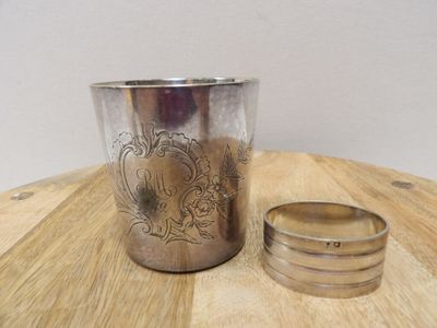 une coupe en argent posée sur une table en bois