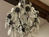 un lustre en verre suspendu au plafond d'une pièce