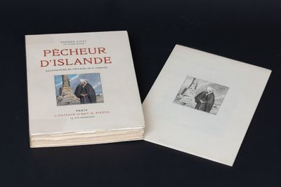 deux livres posés l'un à côté de l'autre sur une table noire