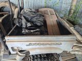 un camion rempli de toutes sortes de choses
