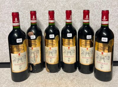 six bouteilles de vin sont alignées sur un comptoir