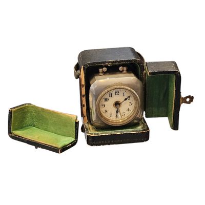 une petite horloge logée dans un petit boîtier