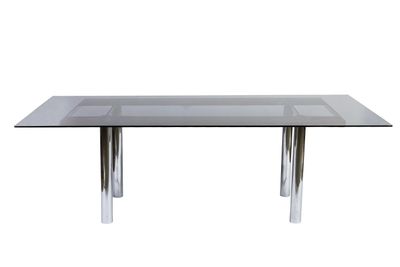 une table en verre avec des pieds chromés et un plateau en verre