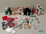 une photo montrant divers produits de soins de la peau disposés sur une table