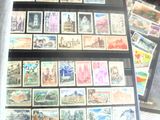 un lot de timbres posés sur une table