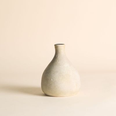 un vase blanc posé sur une table