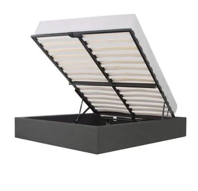 un lit noir avec un matelas blanc et un cadre noir