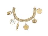 une image représentant un collier en or orné de diverses breloques