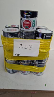 Plusieurs pots de peinture sont empilés les uns sur les autres, avec une étiquette de prix