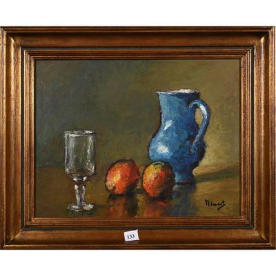 une peinture à l'huile représentant un pichet bleu et deux pommes à côté d'un verre à vin