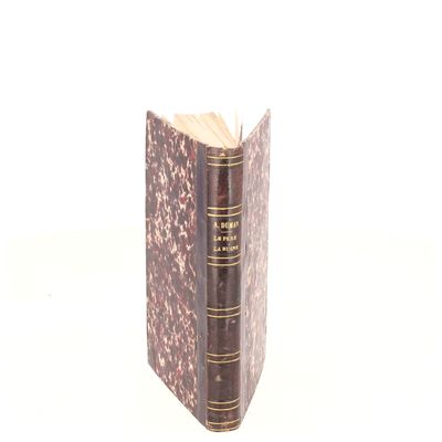 un livre ouvert sur une surface blanche
