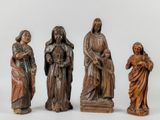 trois figurines en bois sculptées représentant Jésus, Marie et une femme
