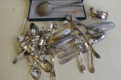 beaucoup de cuillères en argent et de cuillères à soupe dans un coffret