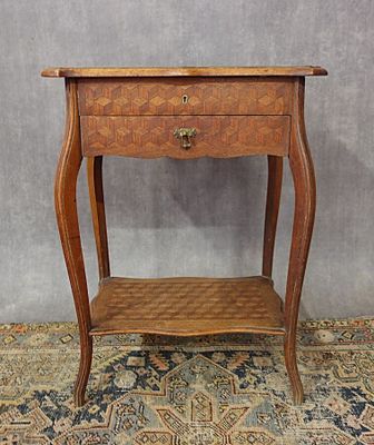 une vieille table en bois surmontée d'un tiroir