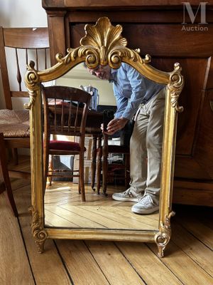 un homme qui se tient devant un miroir
