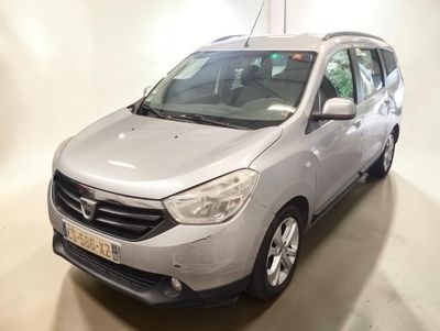 la photo d'une voiture argentée garée dans un garage