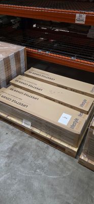plusieurs boîtes sur une palette dans un entrepôt