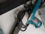 une image d'une perceuse sur une table dans une pièce
