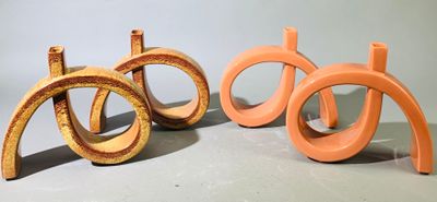 trois œuvres d'art posées sur une table