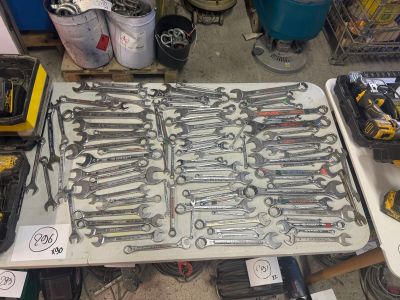 de nombreuses clés sur une table dans un garage
