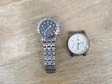 deux montres posées l'une à côté de l'autre sur une table en bois
