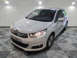 la citrole blanche est garée dans le garage sur un sol en damier
