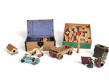 une boîte de jouets en bois et une boîte de jouets en bois