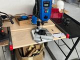 a machine that is sitting on a table in a room