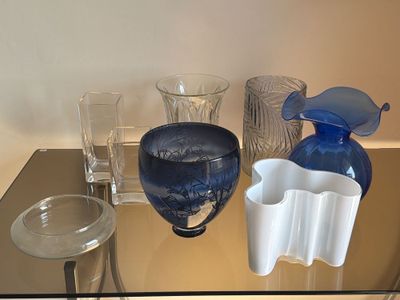 une table en verre sur laquelle est posé un vase en verre