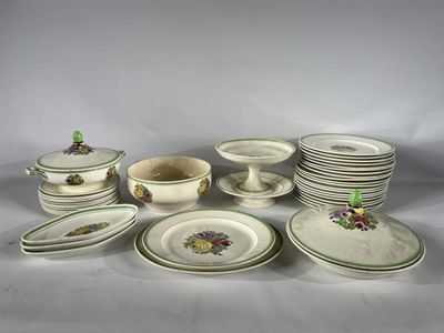 un grand nombre d'assiettes et de bols posés sur une table
