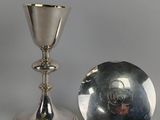 un plateau en argent avec une tasse en argent et un plateau en argent orné de l'effigie d'un homme