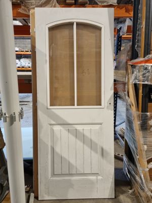 une porte blanche au milieu d'une pièce