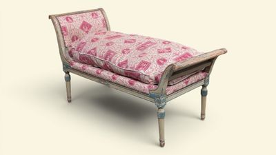 un banc rose et blanc sur lequel est posé un coussin rose