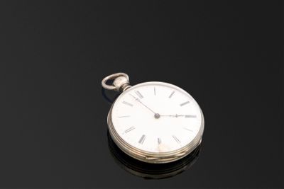 Montre à cylindre en argent, fond guilloché (usé). D. 45mm.