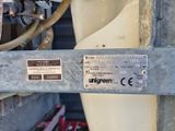 un gros plan d'une plaque métallique sur une machine