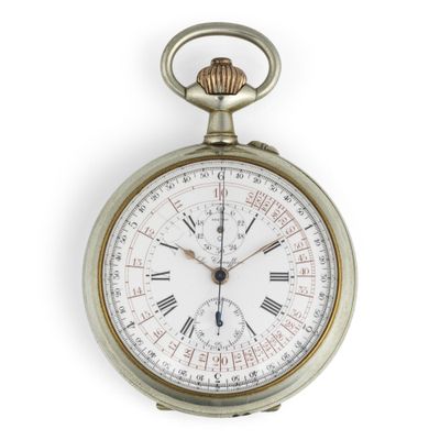 une montre de poche en argent avec des chiffres romains