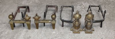 Quatre figurines en laiton ancien sont alignées sur une table
