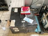un tas d'appareils électroniques par terre dans la cuisine
