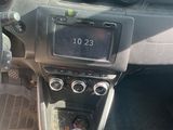 le tableau de bord d'une voiture sur lequel figure une horloge