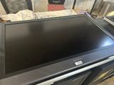 un téléviseur à écran plat posé sur un meuble TV