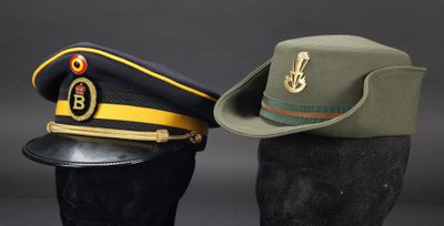 Deux casquettes militaires sont posées l'une à côté de l'autre sur une tête de mannequin