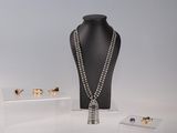 ensemble composé d'un collier et de boucles d'oreilles, exposé dans une vitrine en verre