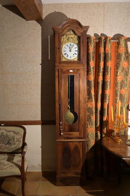 une horloge grand-père dans le coin d'une pièce
