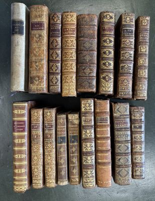 une pile de vieux livres posés sur une table