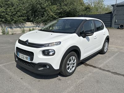 La Citroën blanche est garée sur le parking