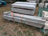 de nombreux morceaux de bois empilés les uns sur les autres par terre