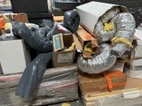 une pile de cartons empilés les uns sur les autres par terre dans un entrepôt