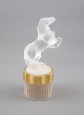 figurine en cristal représentant un cheval sautant hors d'un cupcake