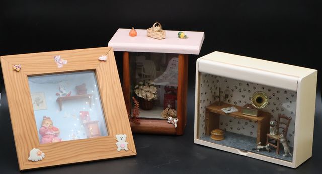 Diorama. Lot de 3 compositions miniatures, dans une vitrine en bo...